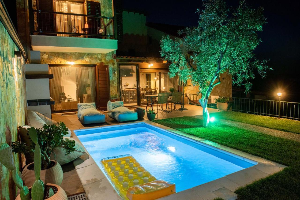 Dandy Villas Nea Roda - Melodic Waves - Private - Pool - Parking - Cellar Kültér fotó